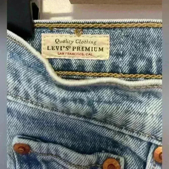 Levi’s wedgie straight , sz  24 - Picture 6 of 6